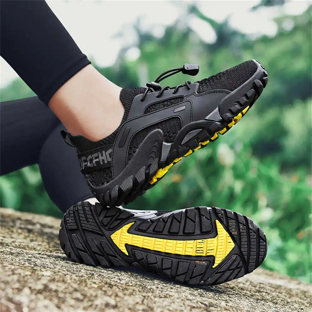 Women Accessories Business Name Ideas - Botas de senderismo de verano para