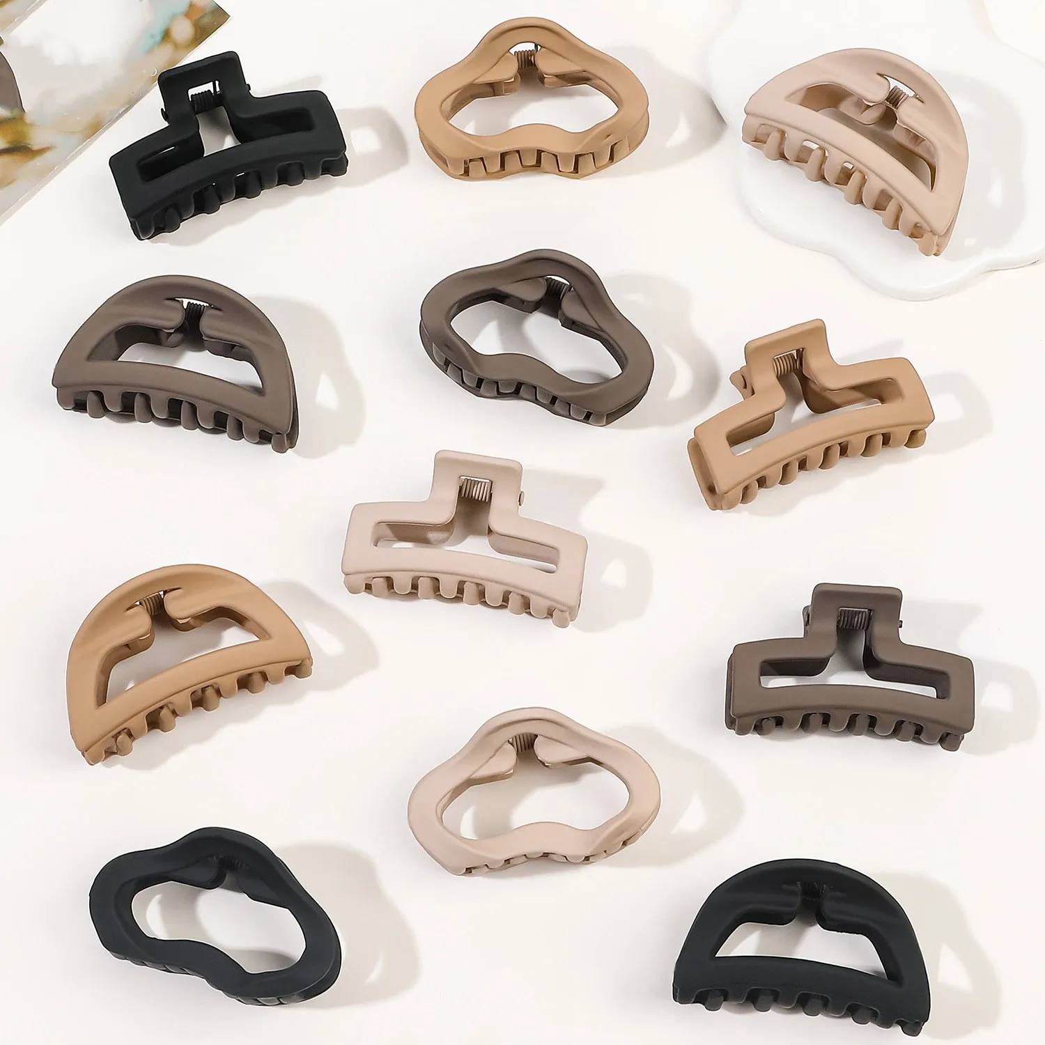 Women Accessories In Wholesale - Pinza geométrica esmerilada pequeña para mujer