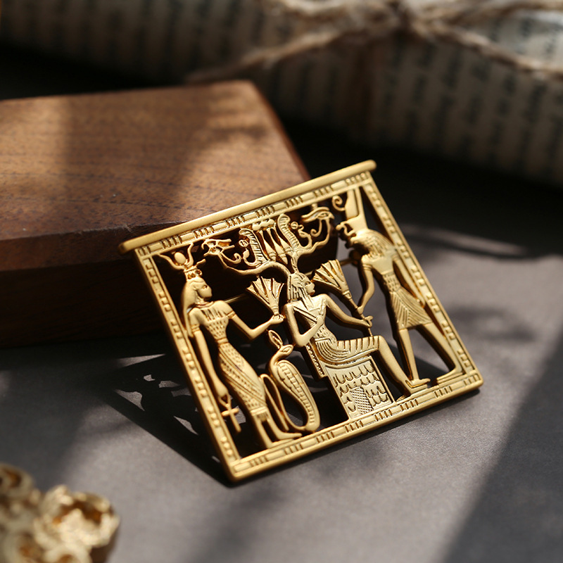 Broche clásico con insignias d - Women Accessories In Egypt reseña y precio
